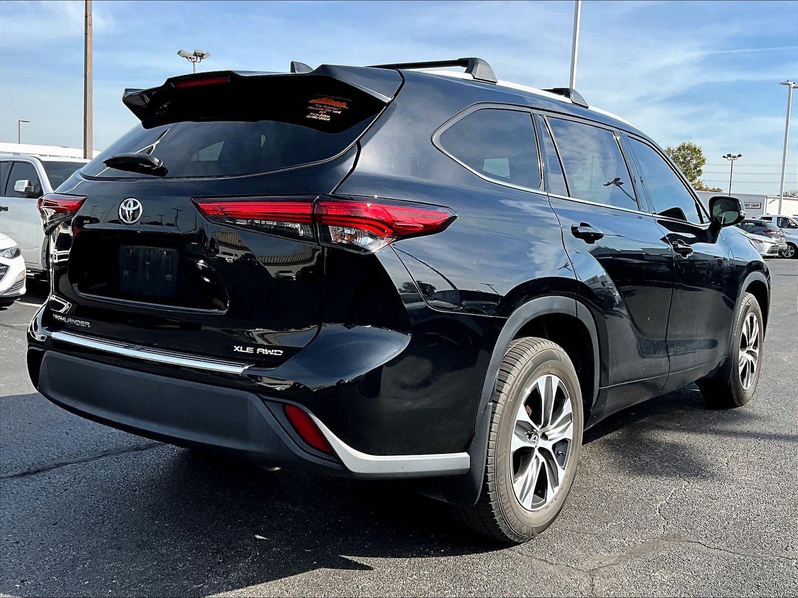 Used 2022 Toyota Highlander XLE AWD/4WD image 6
