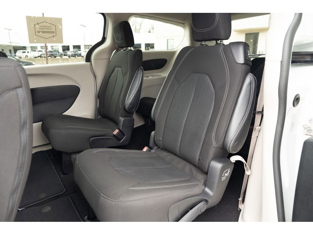 Used 2023 Chrysler Voyager LX image 13