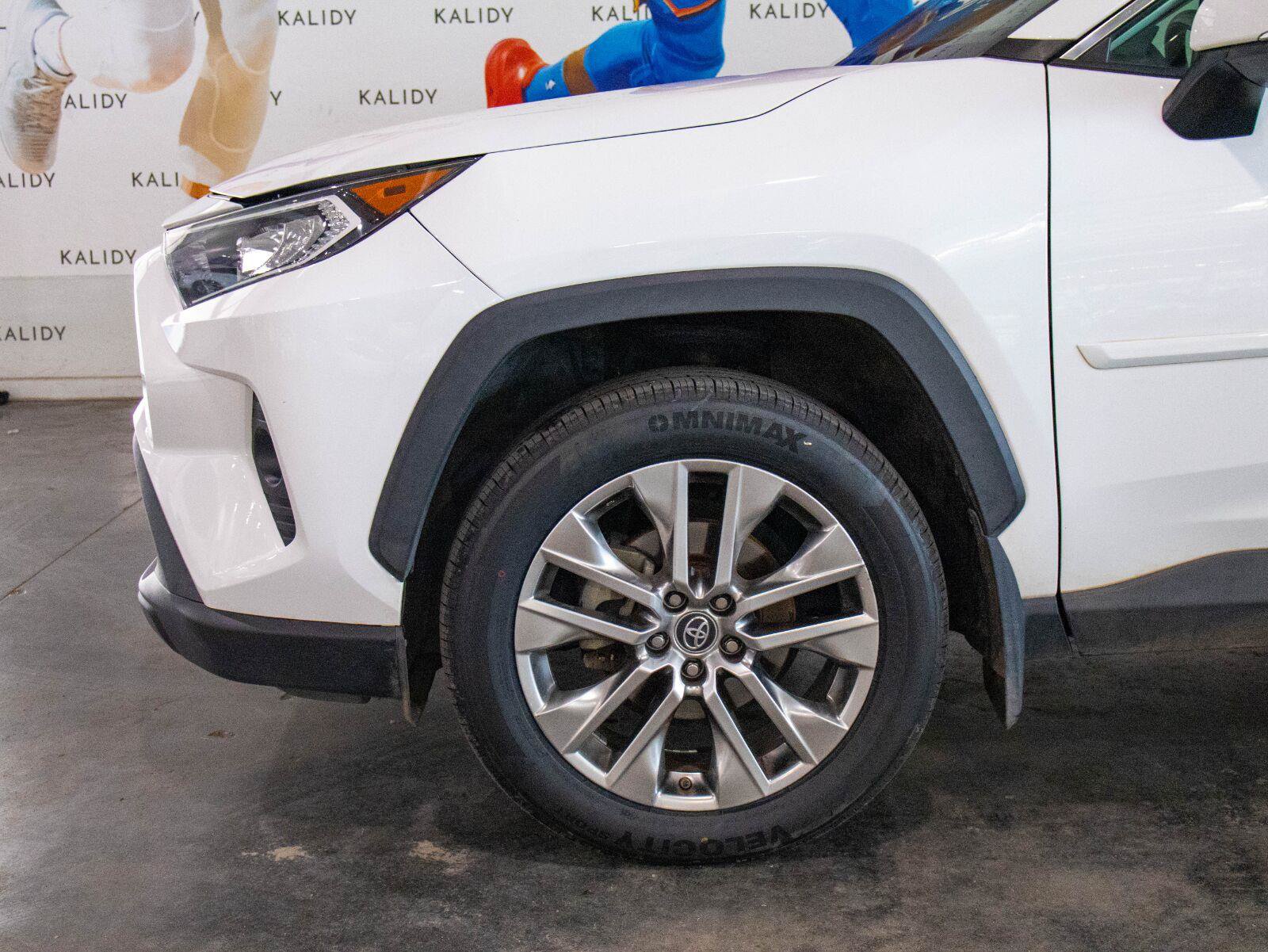 Used 2019 Toyota RAV4 XLE Premium FWD image 16