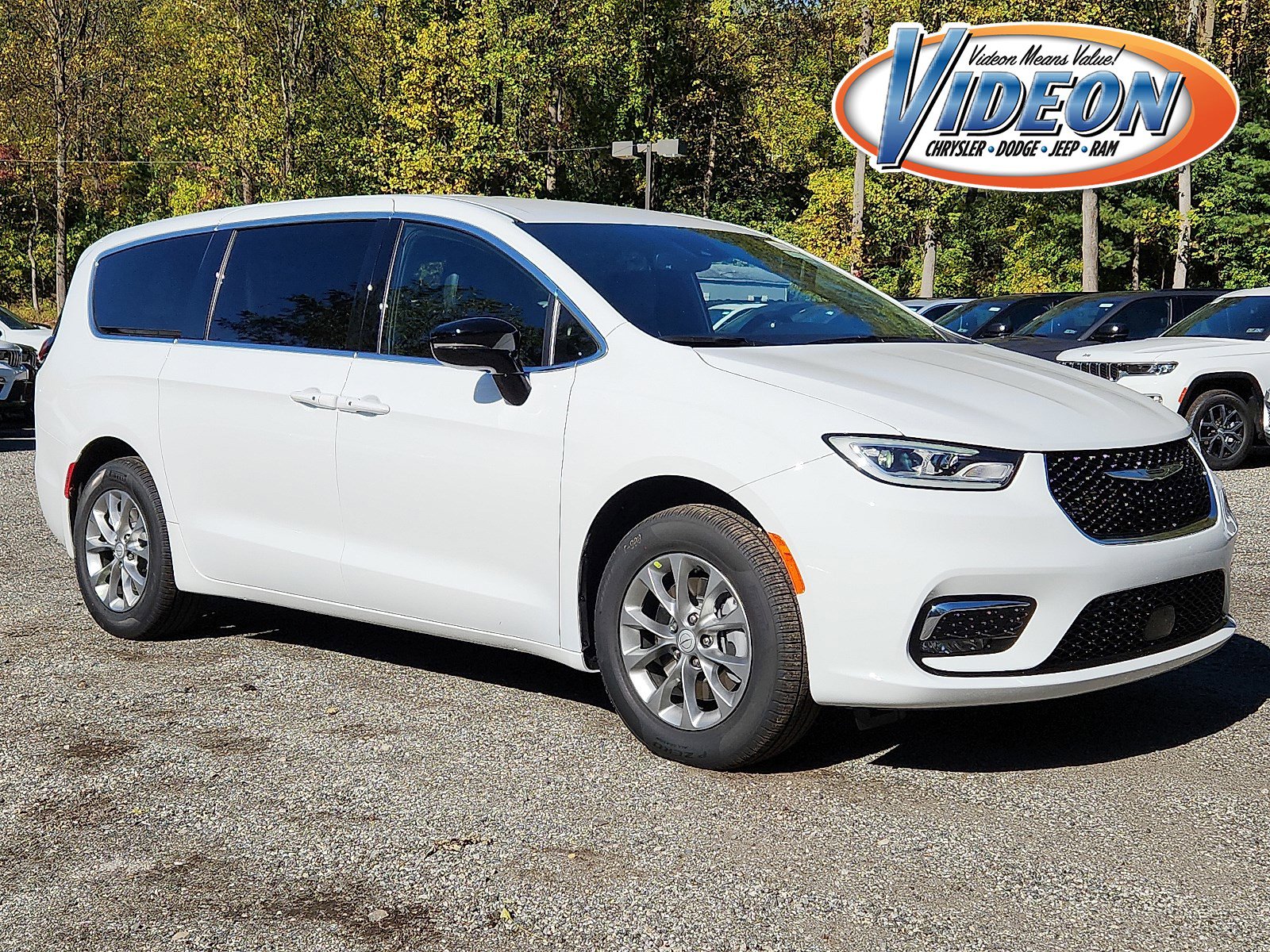 New 2026 Chrysler Pacifica Select image 1