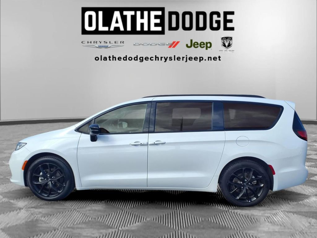 Certified 2025 Chrysler Pacifica Limited image 20