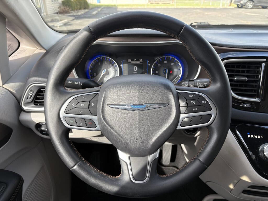 Used 2017 Chrysler Pacifica Touring-L image 20