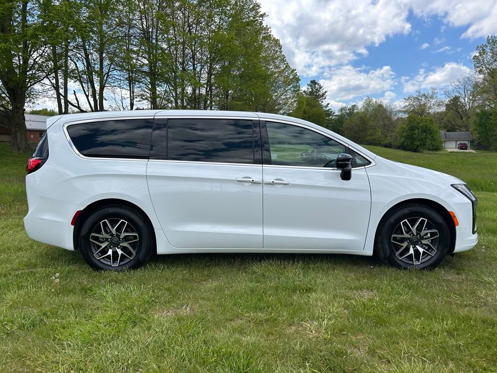 New 2027 Chrysler Pacifica Limited FWD image 2