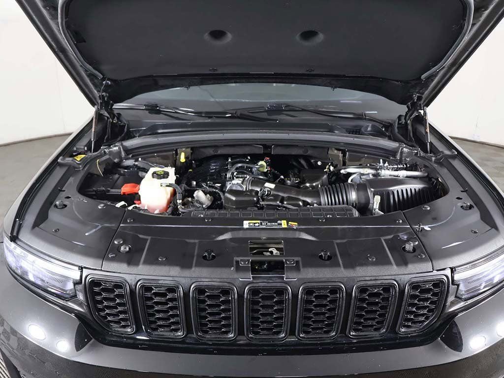 Used 2024 Jeep Grand Cherokee L Laredo image 21