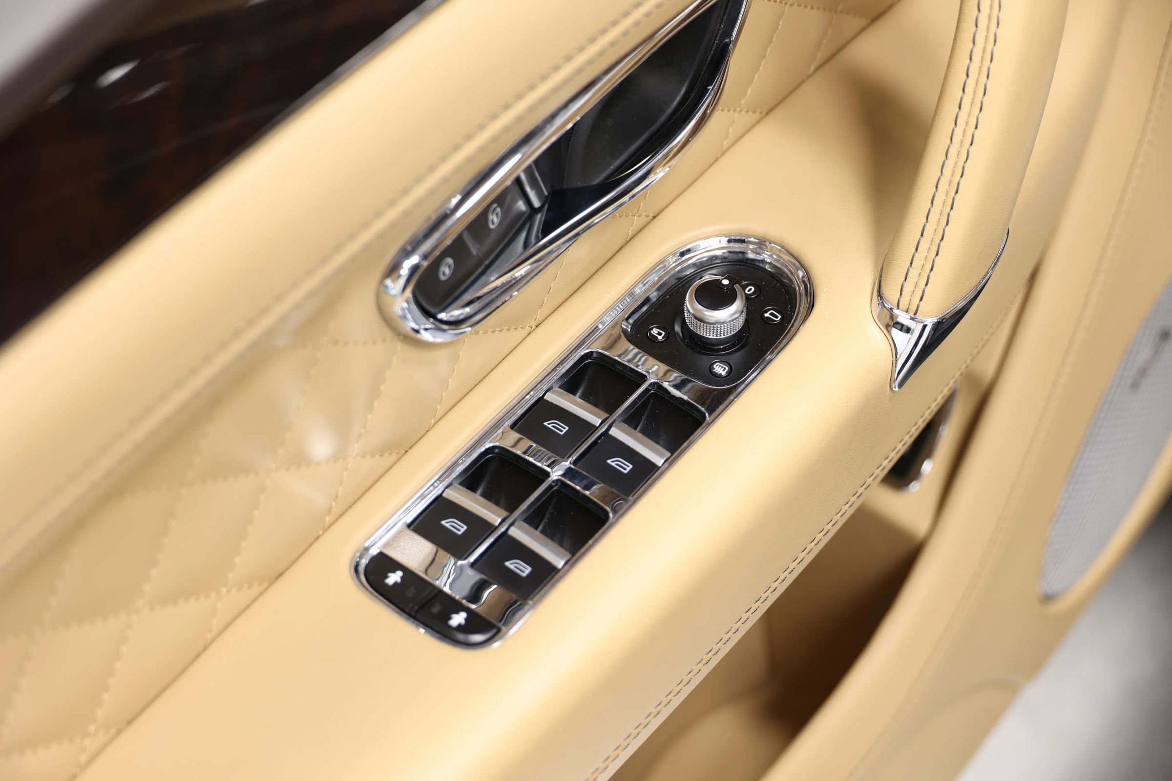 Used 2018 Bentley Bentayga AWD/4WD image 11