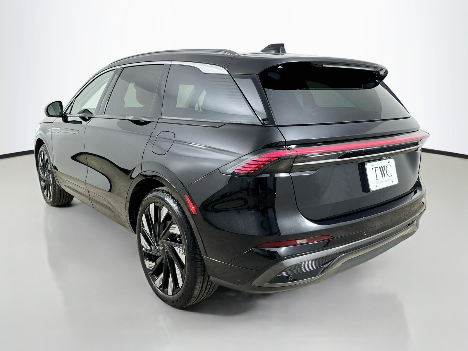 Used 2025 Lincoln Nautilus Black Label w/ Jet Appearance Package AWD/4WD image 7