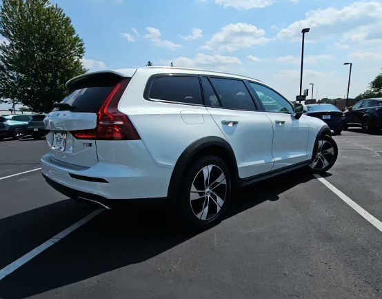 Used 2022 Volvo V60 T5 Cross Country AWD/4WD image 3