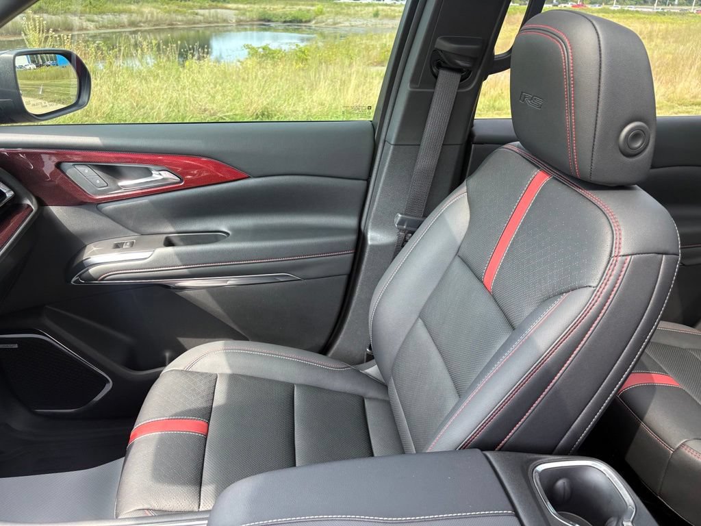 Used 2025 Chevrolet Traverse RS w/ LPO, Floor Liner Package FWD image 17