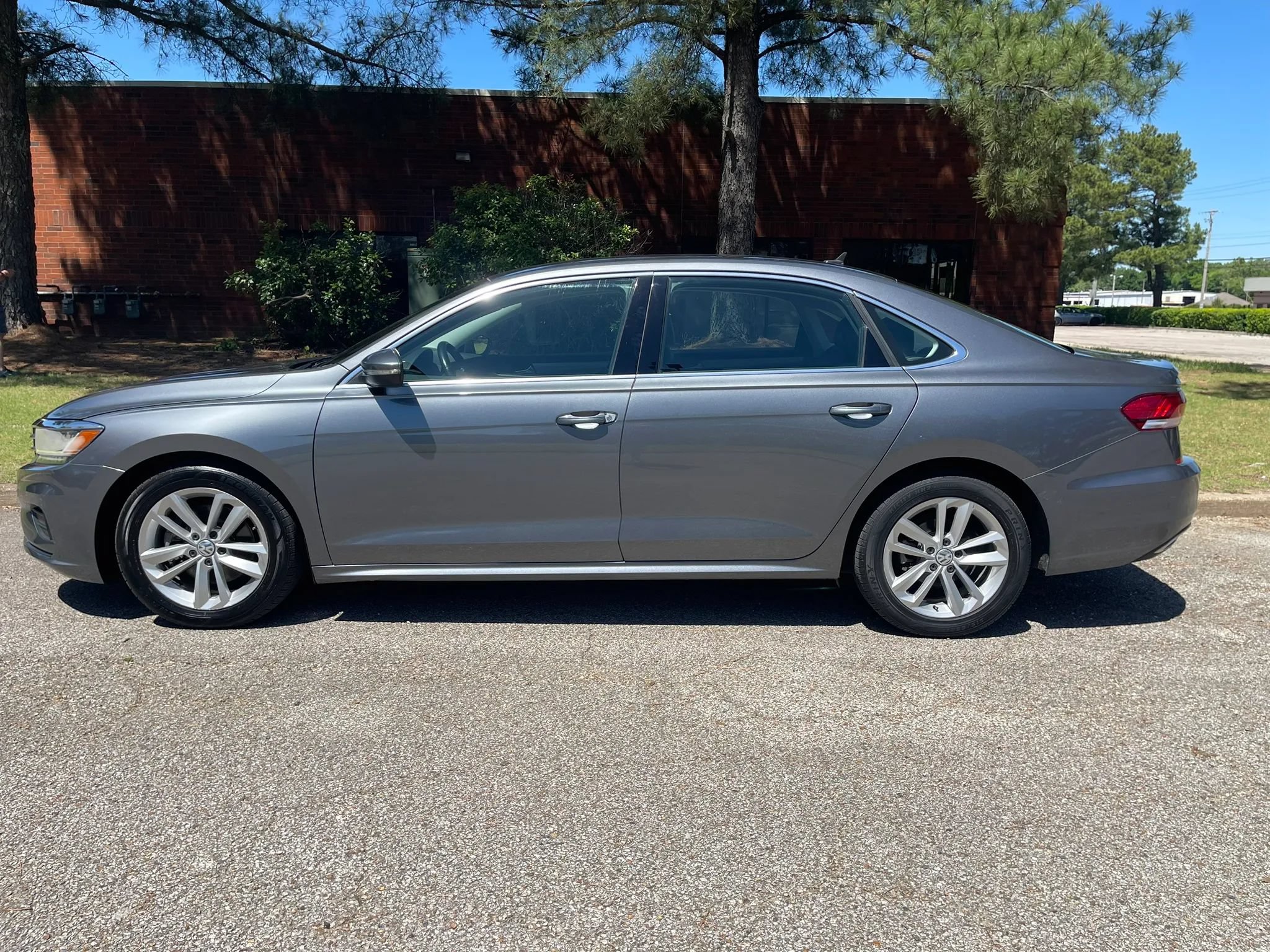 Used 2020 Volkswagen Passat 2.0T SE FWD image 2