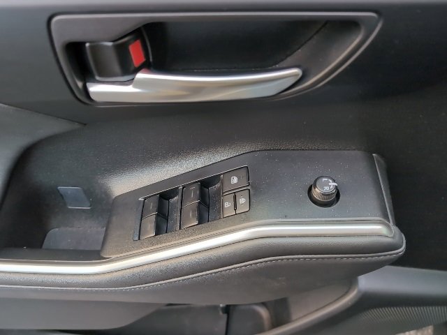 Used 2023 Toyota Highlander XLE image 12