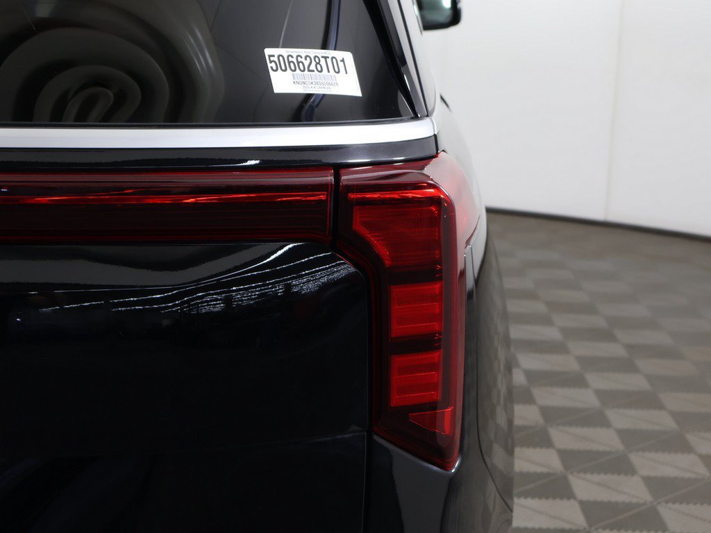 Used 2025 Kia Carnival EX FWD image 17