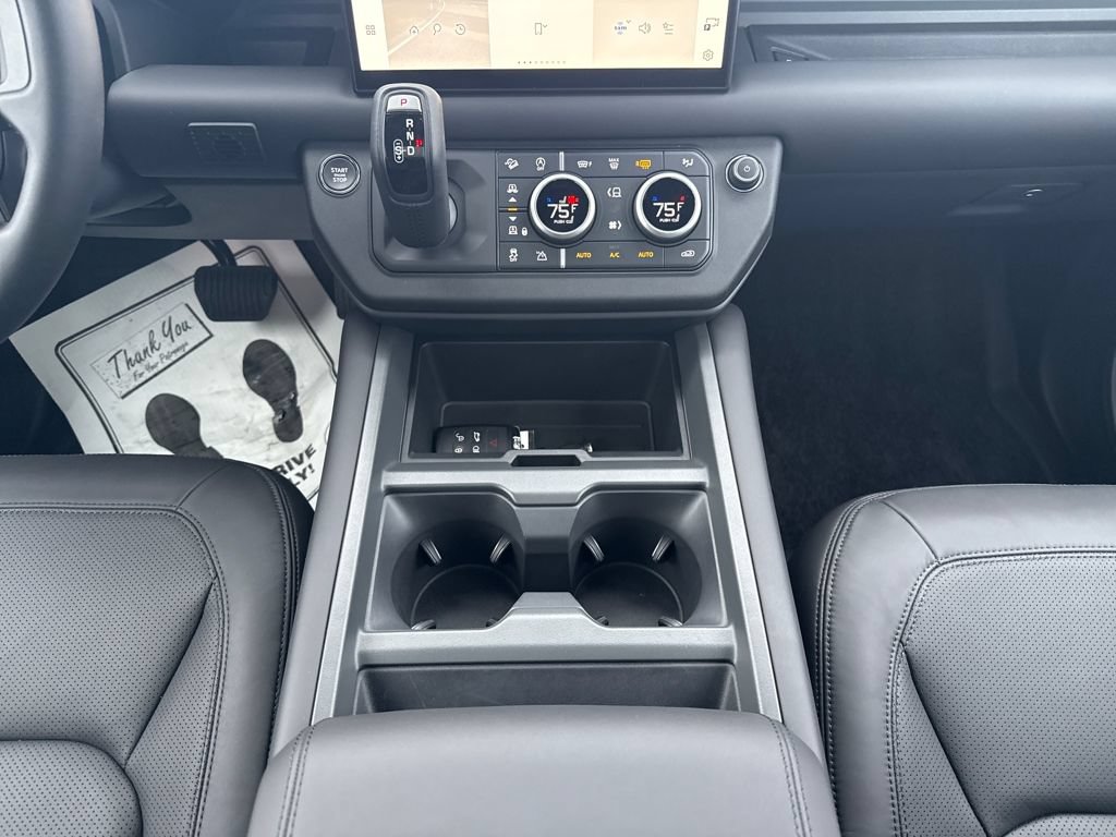 Used 2025 Land Rover Defender 130 X-Dynamic SE AWD/4WD image 22