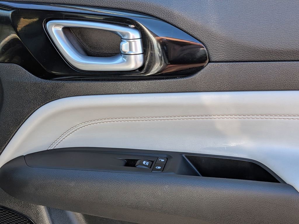 Used 2025 Jeep Compass Limited image 33