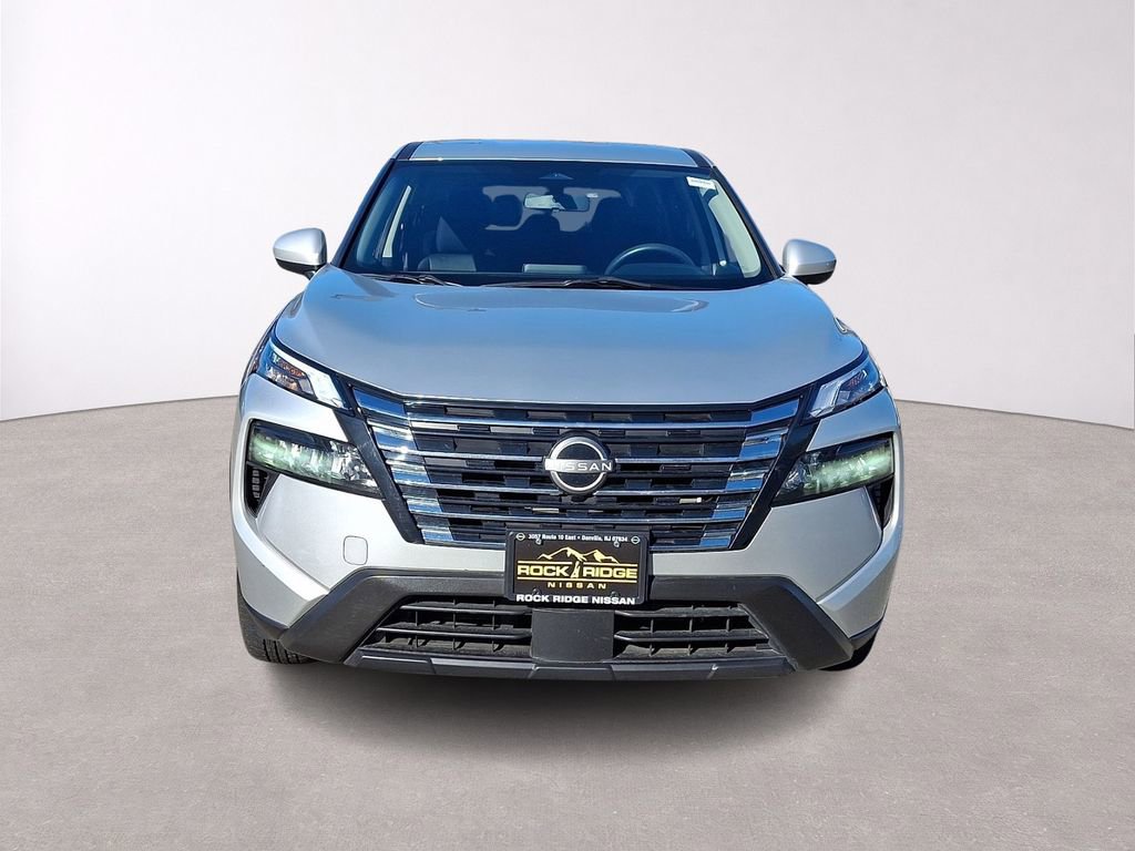 Used 2024 Nissan Rogue SV image 2