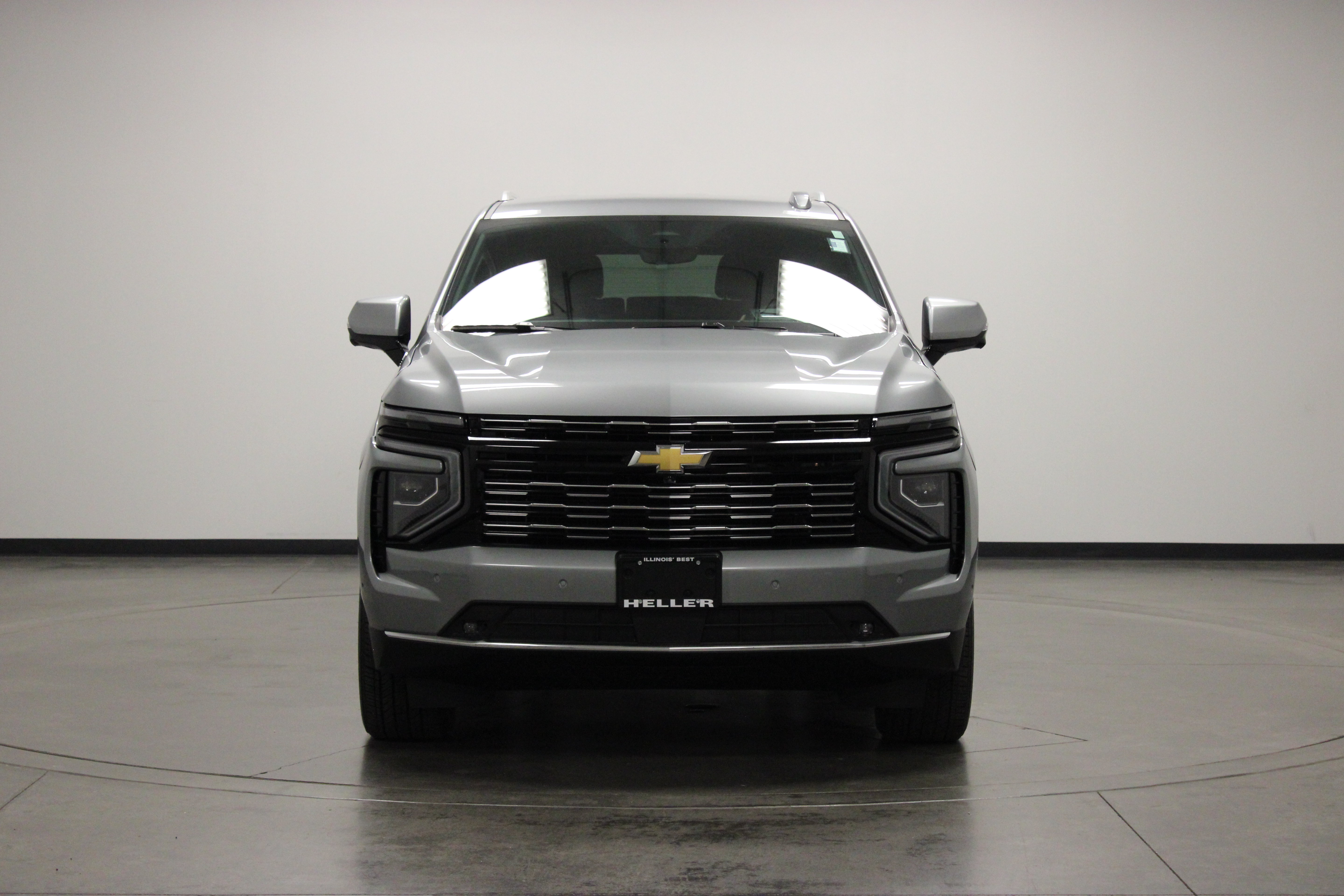 Used 2025 Chevrolet Suburban High Country AWD/4WD image 3