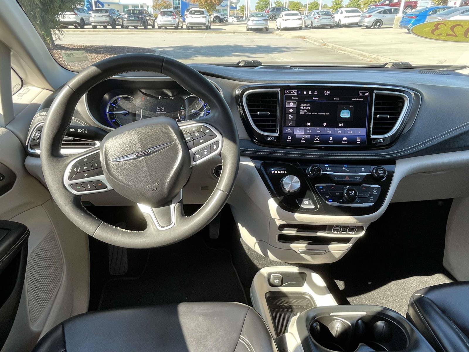 Used 2023 Chrysler Pacifica Touring-L FWD image 12