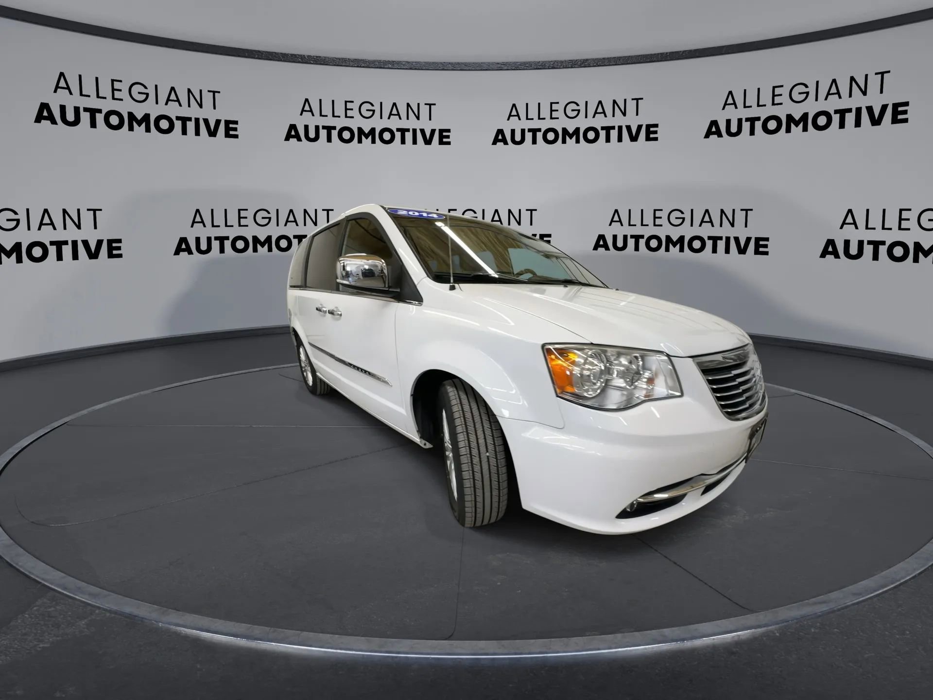 Used 2014 Chrysler Town & Country Limited w/ Luxury Group FWD image 4