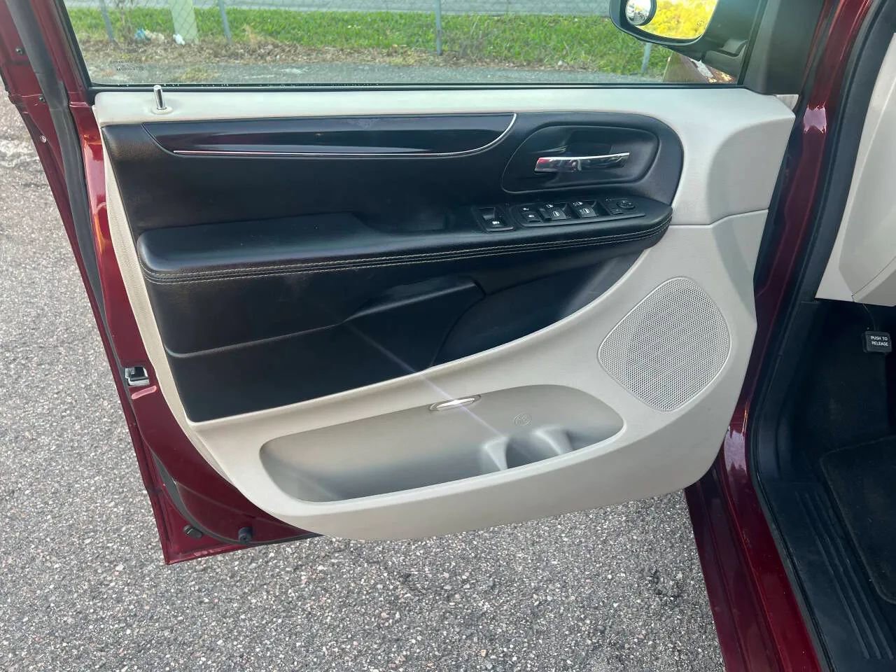 Used 2017 Dodge Grand Caravan SXT FWD image 5