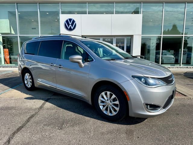 Used 2018 Chrysler Pacifica Touring-L FWD image 1