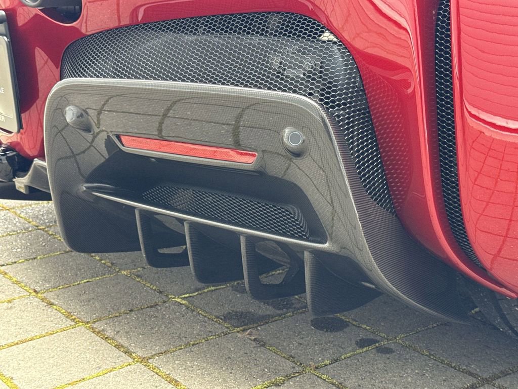 Used 2024 Ferrari SF90 Spider image 30