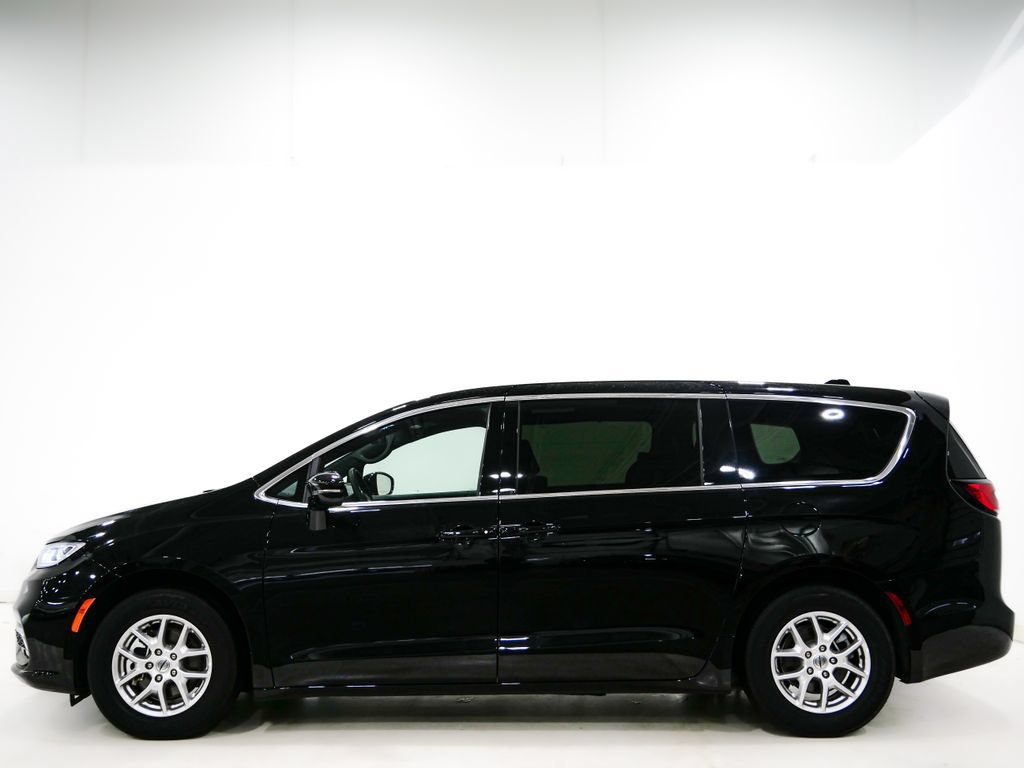 Used 2025 Chrysler Pacifica Select FWD image 5