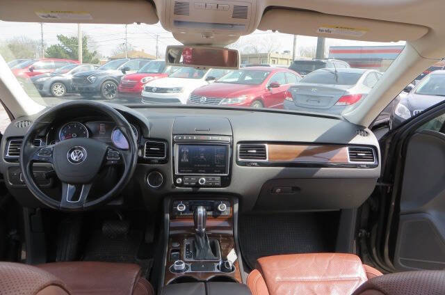 Used 2016 Volkswagen Touareg Sport AWD/4WD image 19