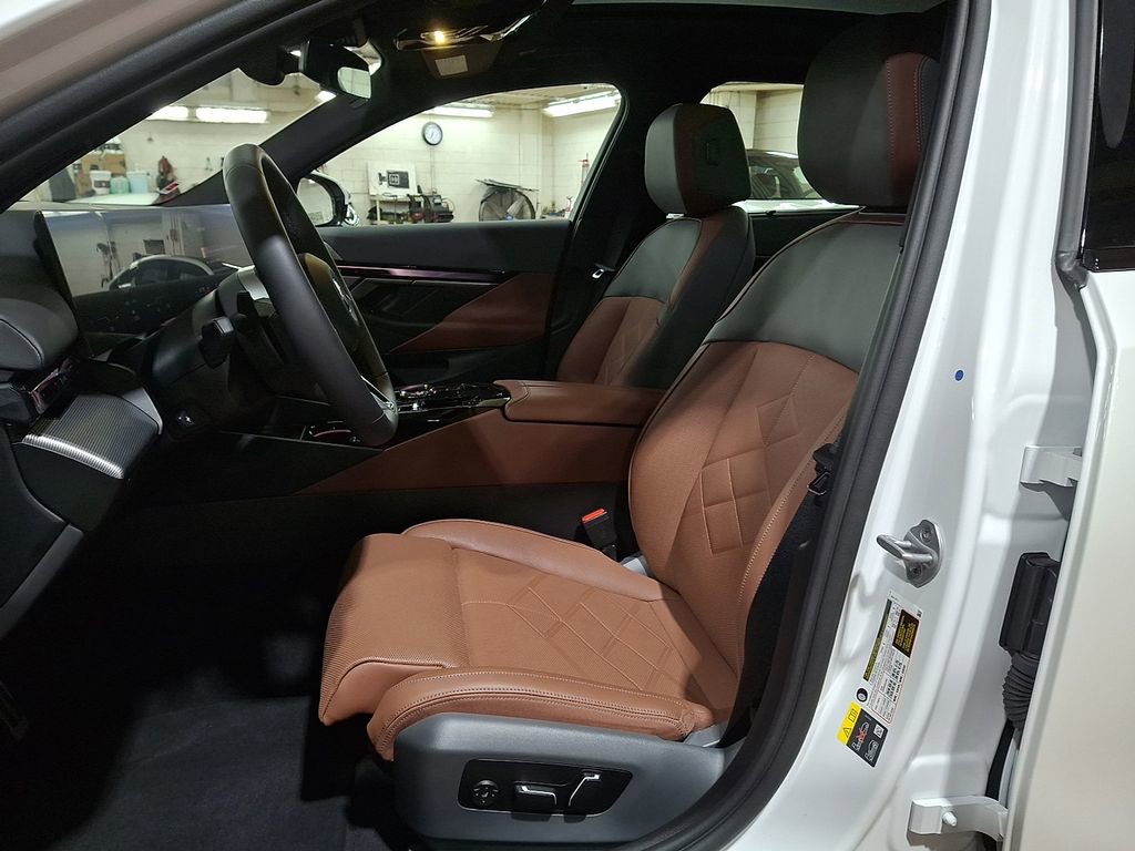 Used 2025 BMW i5 xDrive40 image 10