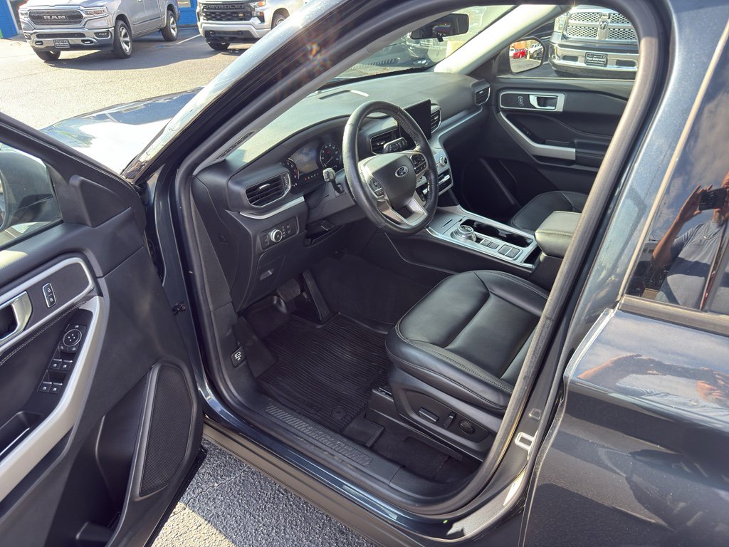 Used 2022 Ford Explorer XLT w/ Equipment Group 202A image 8