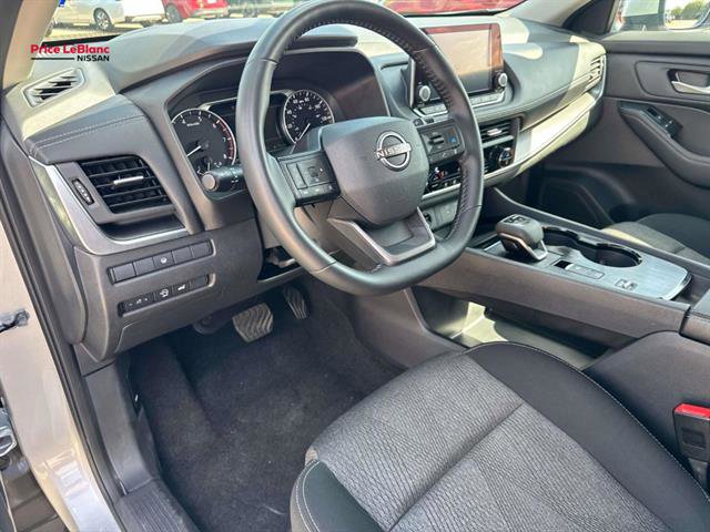 Used 2025 Nissan Rogue SV FWD image 17