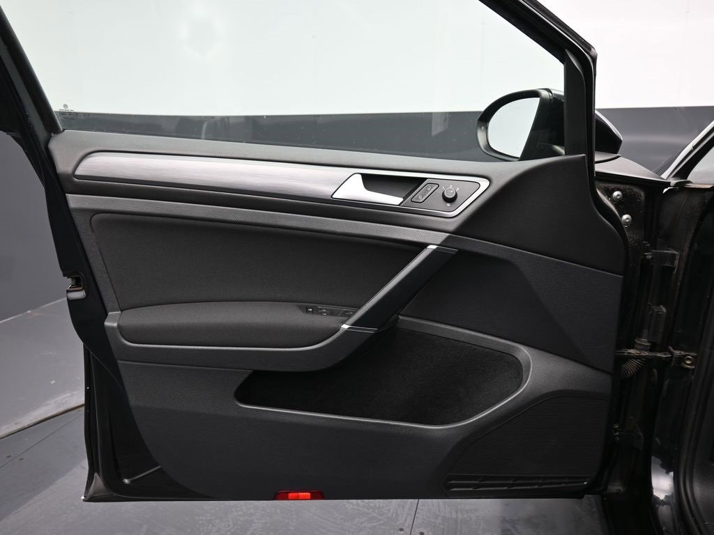 Used 2018 Volkswagen Golf S image 30