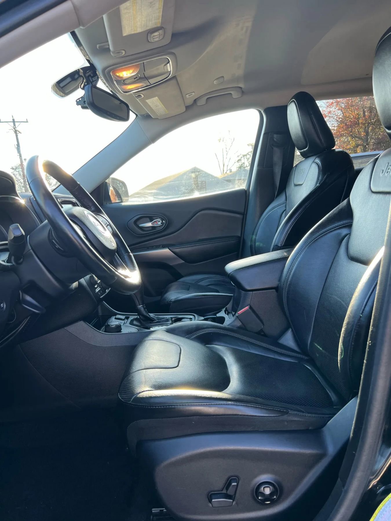 Used 2019 Jeep Cherokee Limited image 11