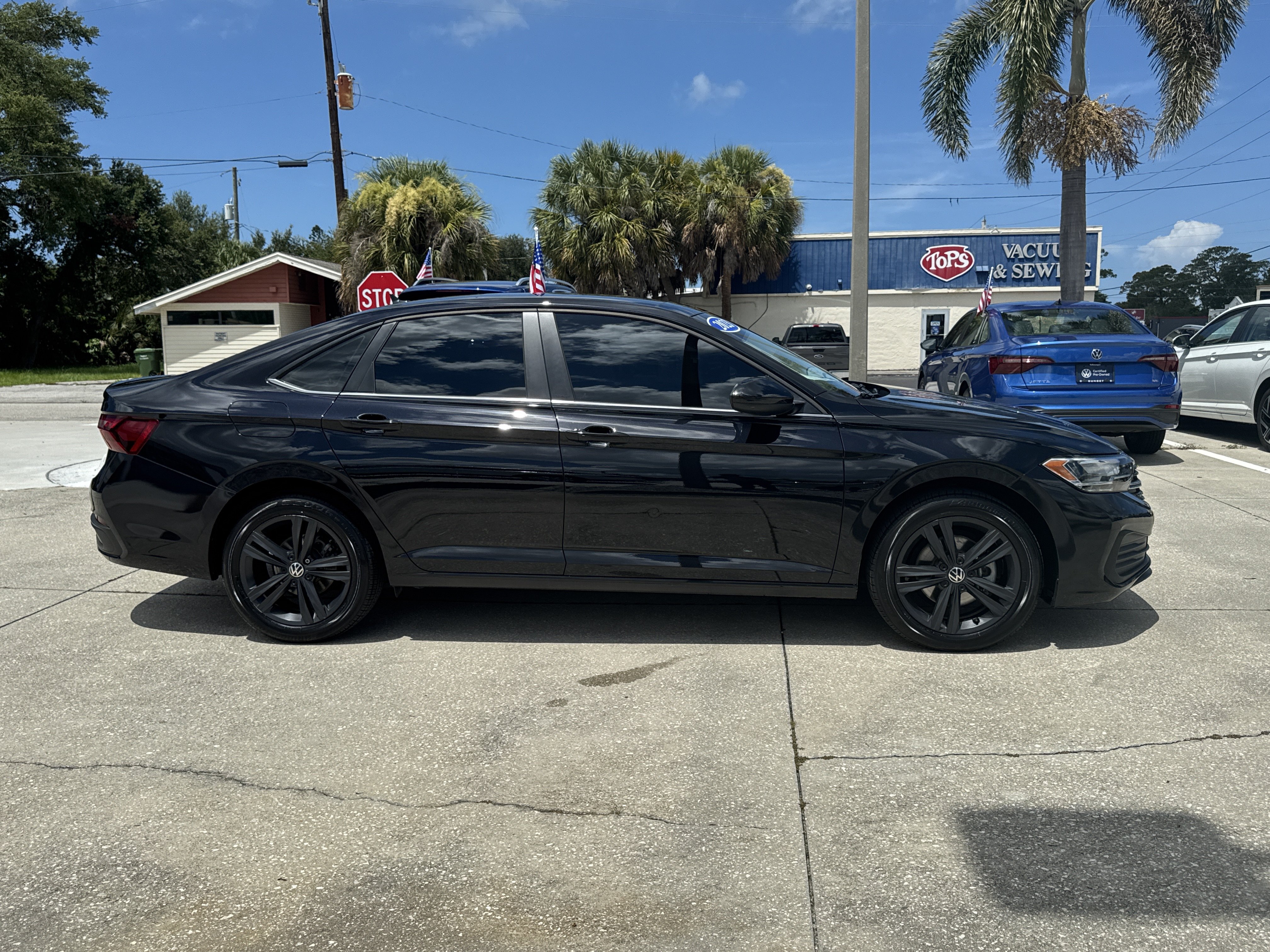 Certified 2023 Volkswagen Jetta SE w/ Panoramic Sunroof Package FWD image 3