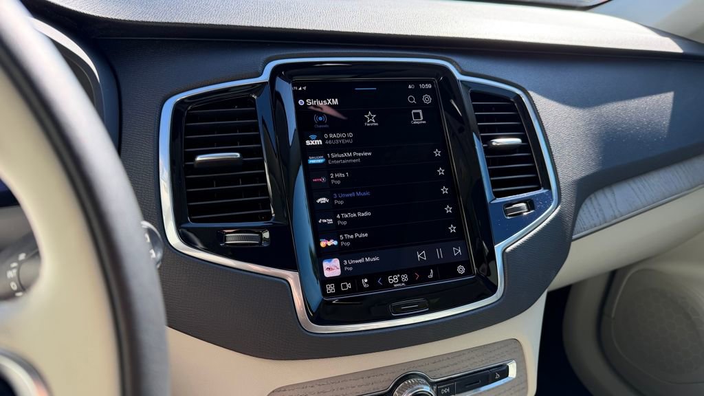 Used 2025 Volvo XC90 T8 Plus w/ Protection Package image 8