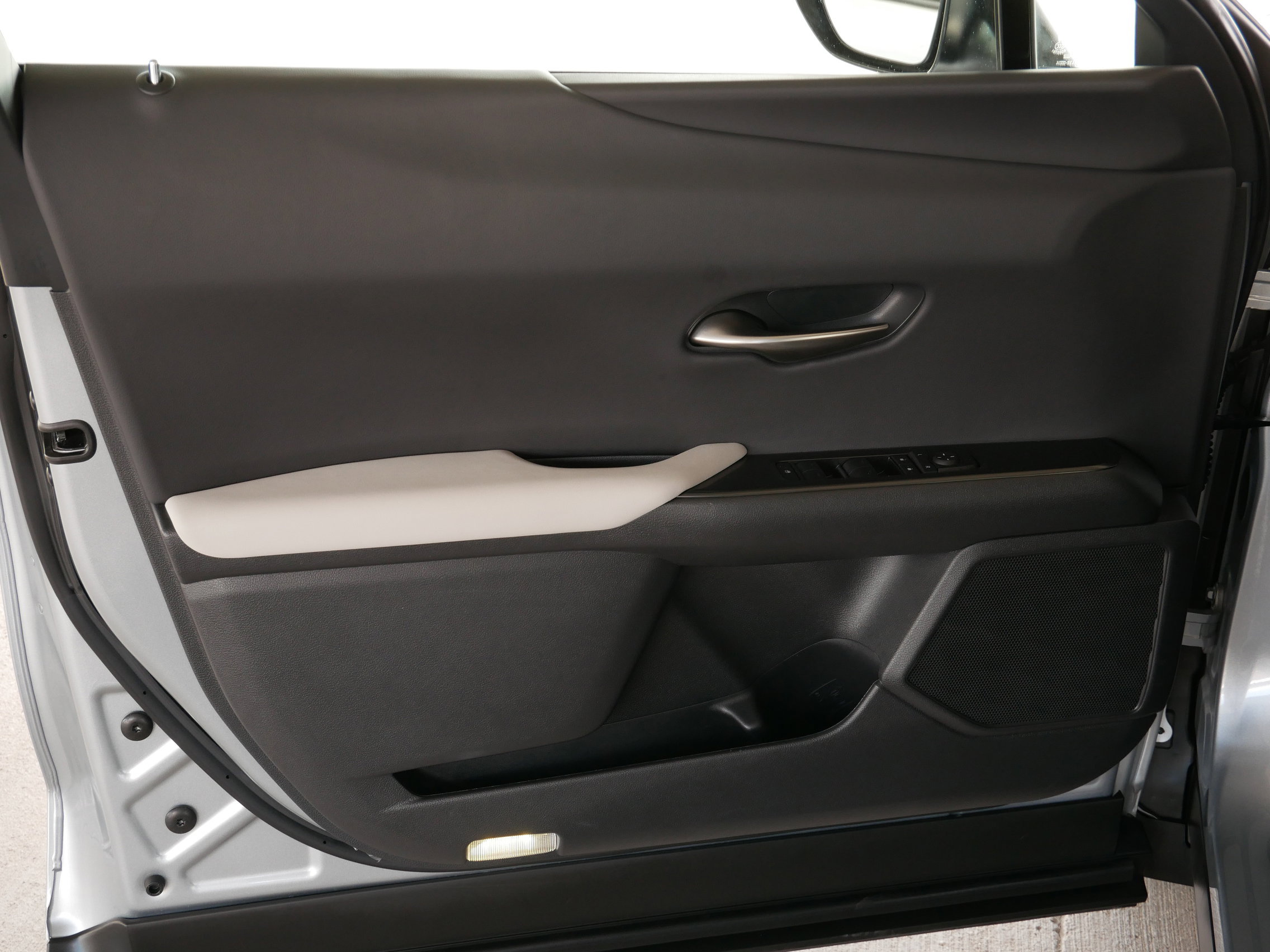 Used 2025 Lexus UX 300h FWD w/ Accessory Package (Z2) image 6