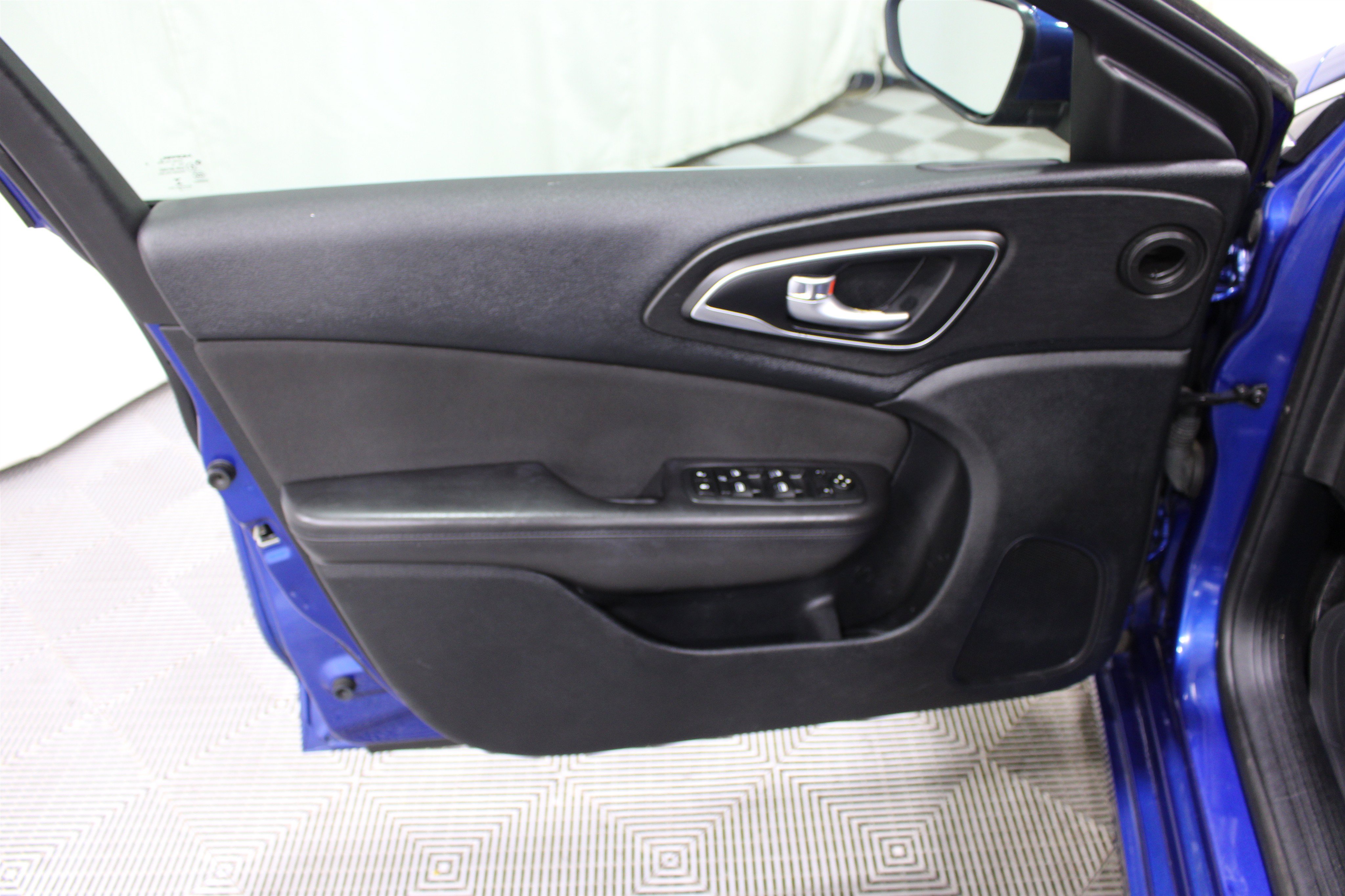 Used 2015 Chrysler 200 Limited FWD image 6