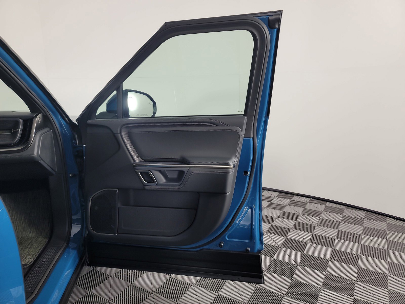 Used 2024 Rivian R1S Adventure AWD/4WD image 18