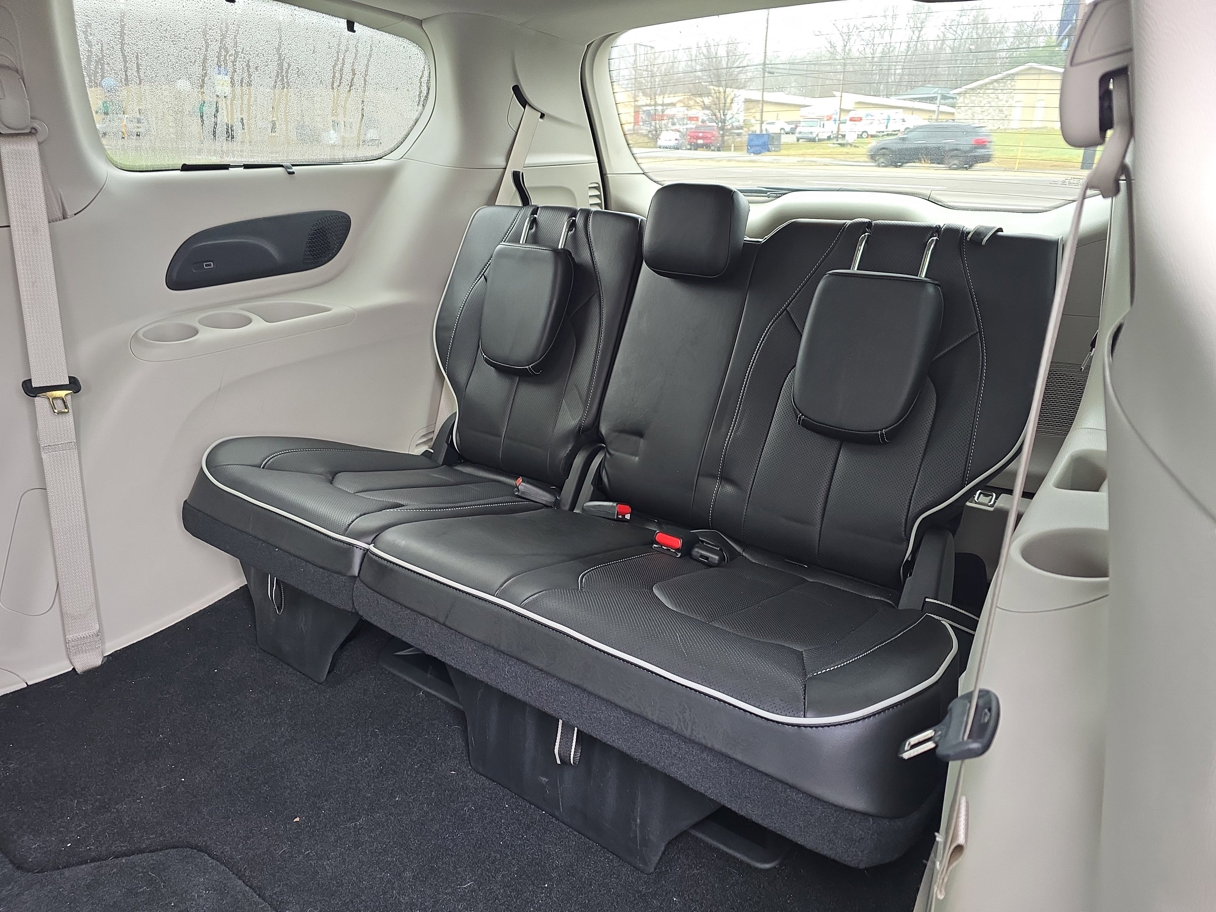 Used 2024 Chrysler Pacifica Limited image 14