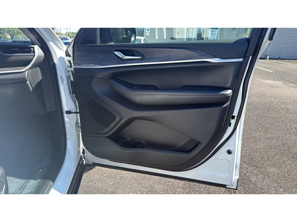 Used 2023 Jeep Grand Cherokee Limited image 17