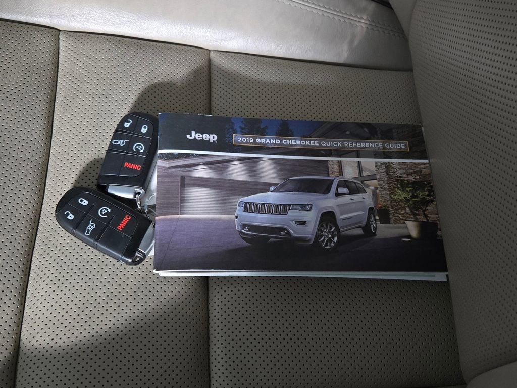 Used 2019 Jeep Grand Cherokee Overland AWD/4WD image 12