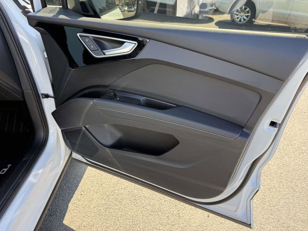 Used 2024 Audi Q4 e-tron Prestige image 15