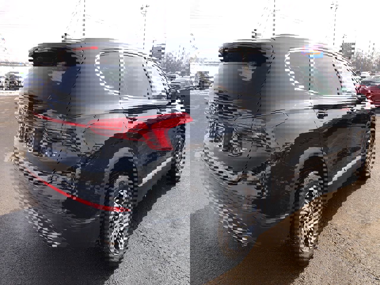 Used 2023 Hyundai Santa Fe SE w/ Cargo Package image 5