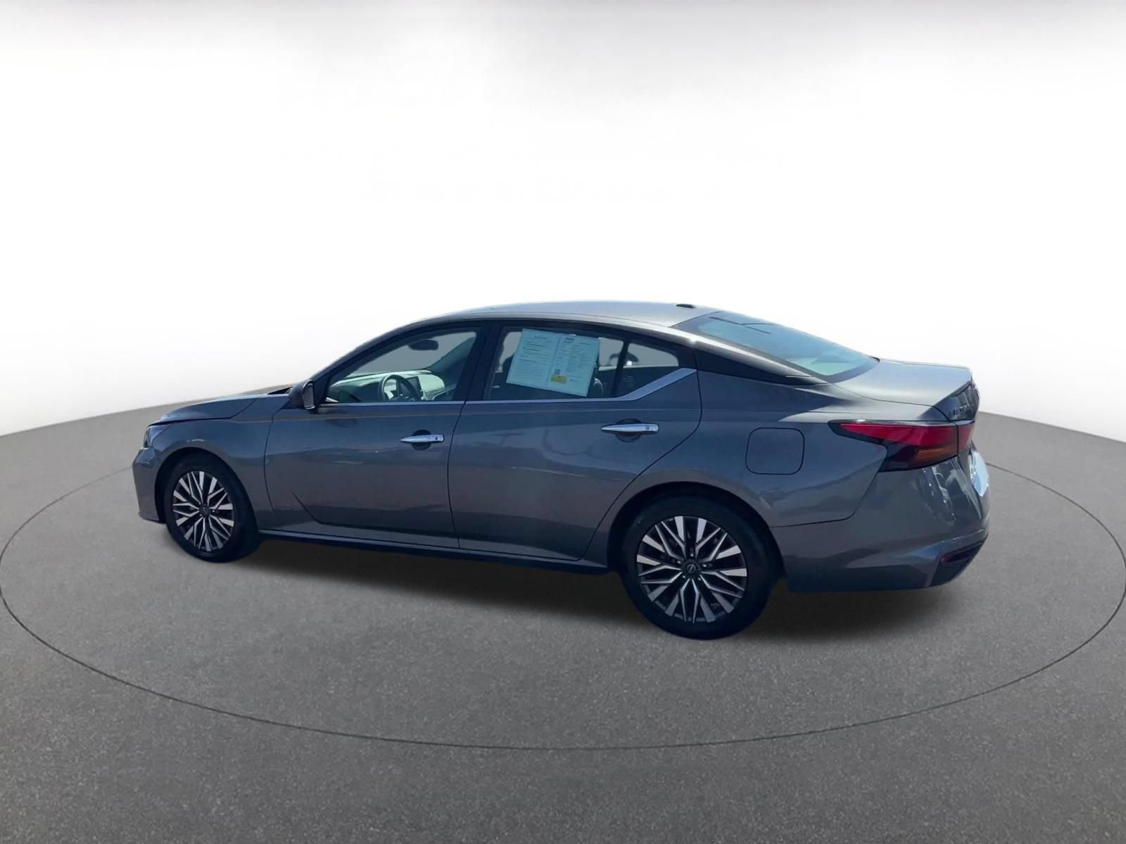 Used 2025 Nissan Altima 2.5 SV FWD image 9