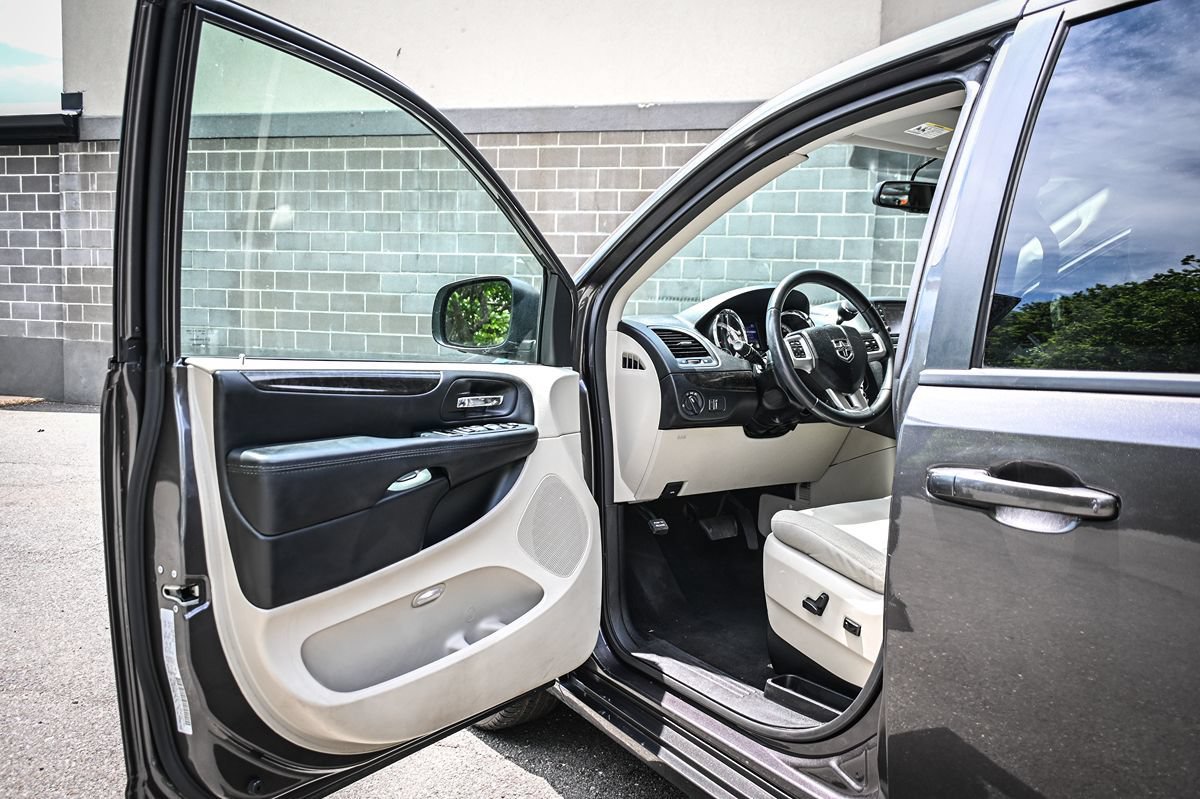 Used 2018 Dodge Grand Caravan SE w/ UConnect Hands-Free Group FWD image 7