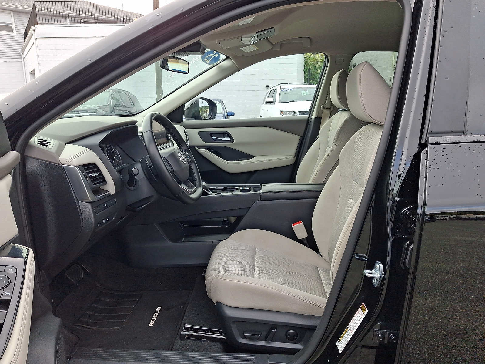Used 2025 Nissan Rogue SV AWD/4WD image 14