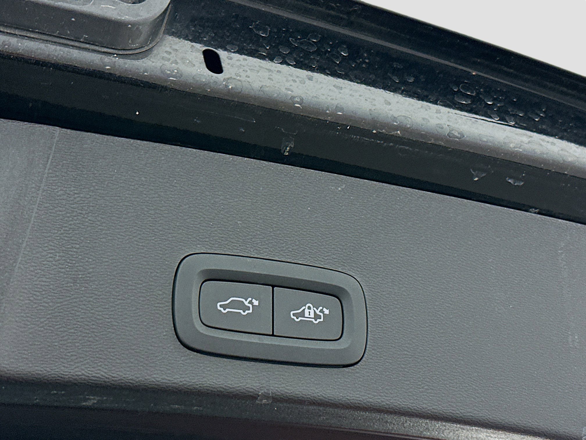 Used 2025 Volvo XC40 B5 Plus image 32