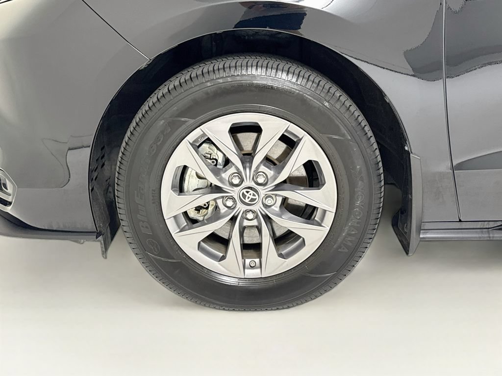 Used 2024 Toyota Sienna LE FWD image 32