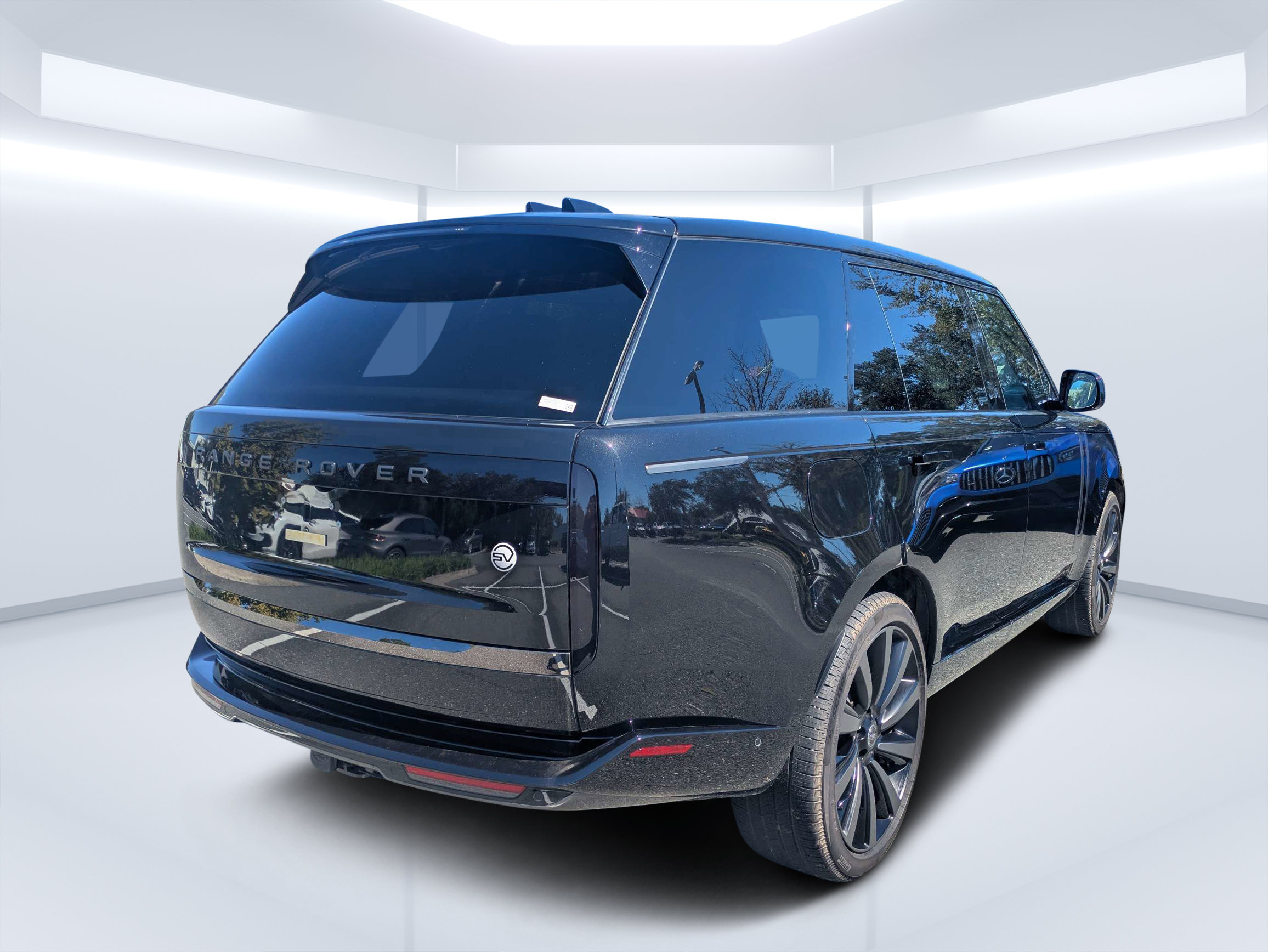 Used 2025 Land Rover Range Rover SV AWD/4WD image 3