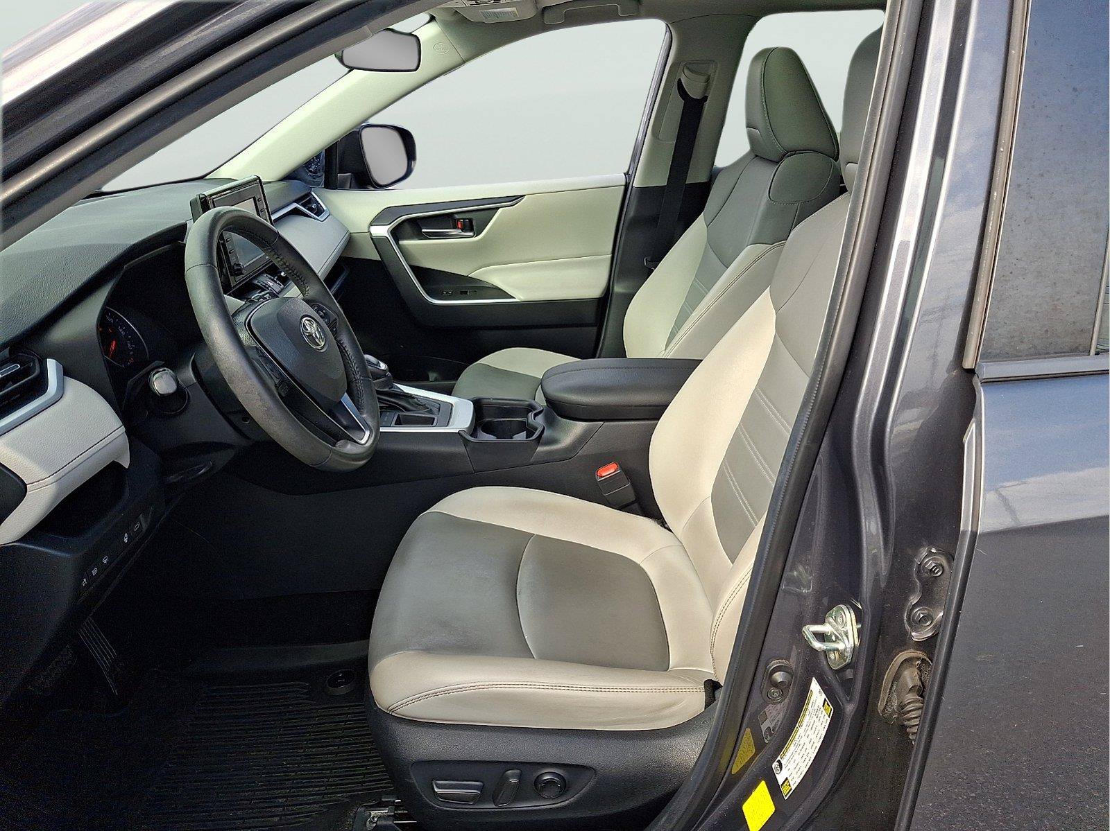 Used 2020 Toyota RAV4 XLE Premium FWD image 13