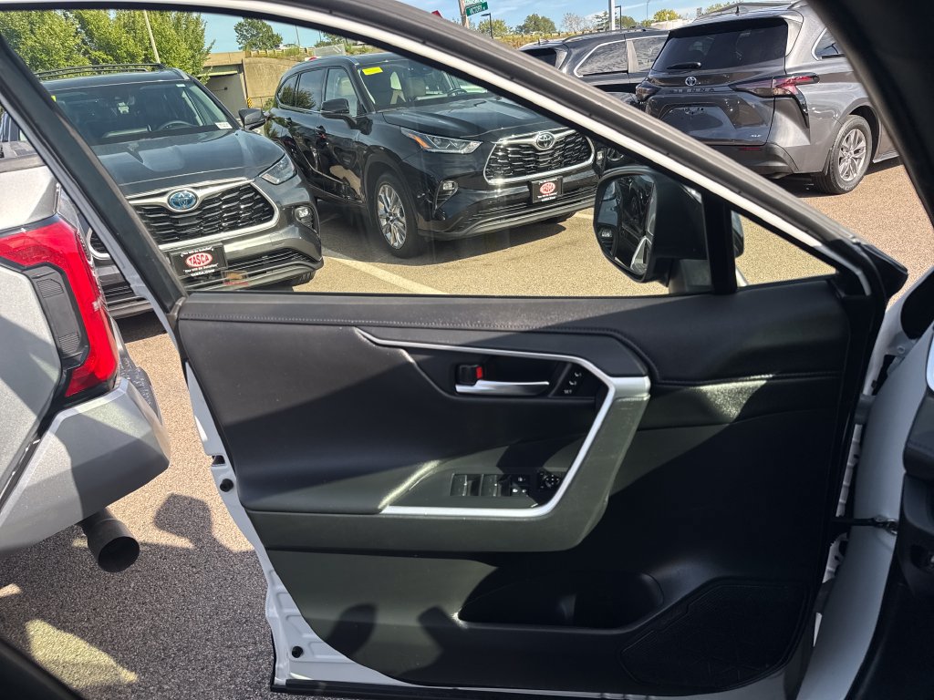Used 2023 Toyota RAV4 XSE AWD/4WD image 32