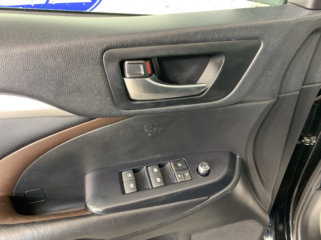 Used 2019 Toyota Highlander XLE image 15